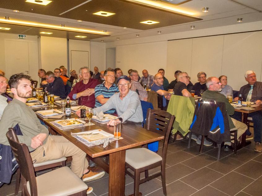 Aufmerksam wird der Jubiläumsfilm verfolgt.